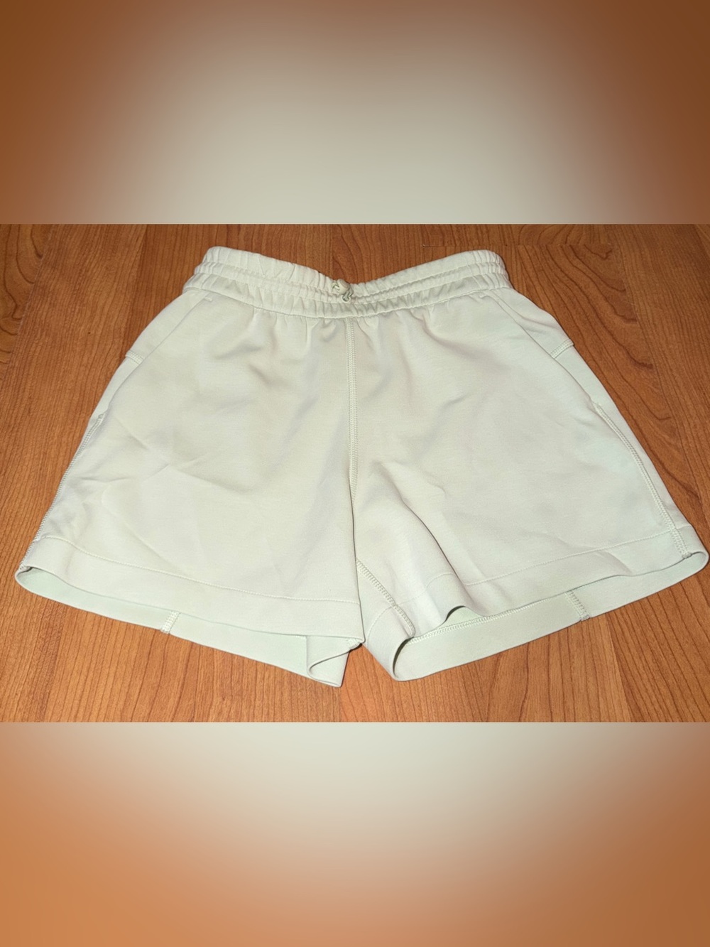 Lululemon Softstreme Womens Sz 4 High-Rise Shorts Light Green Pockets Adj Waist